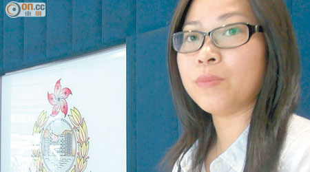 爭取成立動物警察大聯盟的陳小姐到屯門警署報案。（林明強攝）