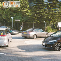 日前開學，「富貴家長」接送子女到哈羅上學，導致青盈路迴旋處一帶大塞車。