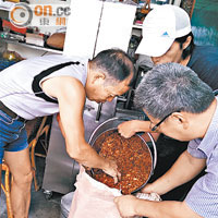 苗栗市老店小吃受坑渠油波及，業者配合封存油蔥酥。（苗栗縣政府衞生局提供）