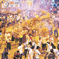大坑<br>大坑舞火龍是中秋傳統節目，吸引大批市民沿途觀看。（梁鵬威攝）