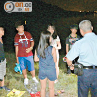 東涌<br>警方拘捕五名青少年，他們涉嫌燃放孔明燈被捕。（馮裕亨攝）