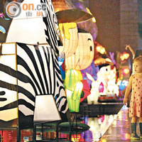 尖沙咀<br>文化中心花燈展，吸引小朋友駐足觀賞。（潘思維攝）