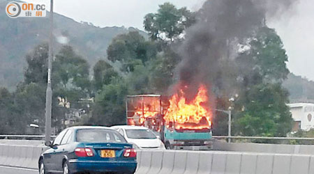 貨車陷入火海，濃煙滾滾。（讀者提供）