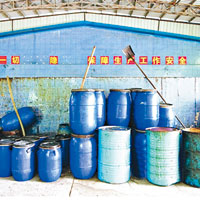 中油造脂生產區內儲存多個裝油桶。（互聯網圖片）
