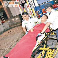 警員左腳及右手受傷送院治療。