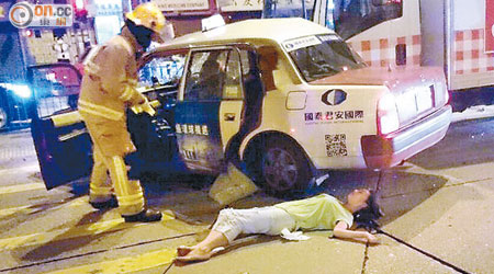 受傷的士女乘客躺於馬路上待援。（讀者提供）