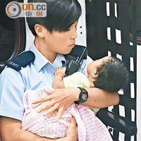 受傷男嬰由女警手抱送院。