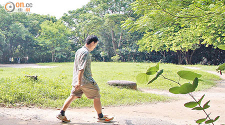到公園散步可幫助病人舒展身心，減少想嘔的心理作用。