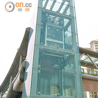位於啟東道的升降機塔以玻璃作外牆，被指有如溫室般悶熱。