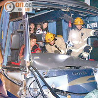消防員拯救被困旅遊巴司機。（左蘭慶攝）