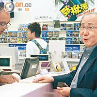 許仕仁愛遊唱片店，圖為他數年前被記者碰到他在「香港唱片」掃碟。