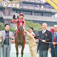 許仕仁（右四）自言養馬使費不菲，圖為他○六年拉頭馬「有聲有色」。