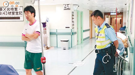 報稱心臟有問題，拒絕在警署吹大機的男子（左）送院檢驗。（葉嘉文攝）