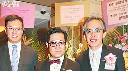 方文雄（右）獲頒企業責任獎項，周浩雲（中）及協會顧問關俊華（左）齊上前祝賀。（溫國佳攝）