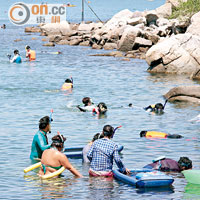 潛水活動近年大受歡迎，浮潛熱點西貢海下灣每逢假日人頭湧湧。