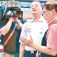 環保署長魏國彥（右）希望業者簽署契約書保證廢油流向合法。