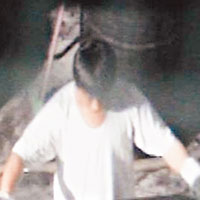 郭烈成被拍到在工廠內工作。（互聯網圖片）
