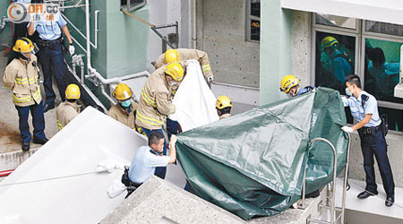 墮樓男子倒斃簷篷，警員在場調查。（梁卓明攝）