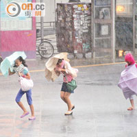 冒風雨<br>「海鷗」襲港期間，香港不少地區都有暴雨。（蕭毅攝）