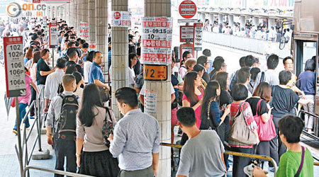 趕返工<br>紅隧收費廣場巴士站昨午一度出現五百米人龍。（何頴賢攝）
