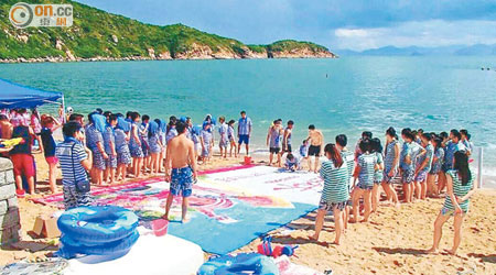 網傳疑似理大學生於長洲沙灘遊戲的照片。