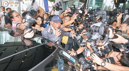 黎智英離開廉署時遭數十記者包圍追訪，場面混亂。（蘇偉明攝）