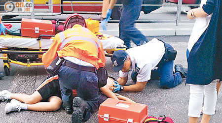 被的士撞倒的男生由救護員急救。（讀者提供）