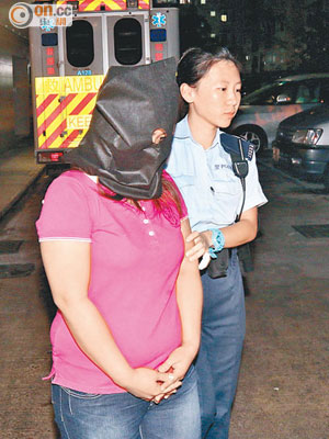 被捕菲傭由女警押返警署調查。（呂浩鋒攝）