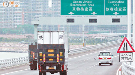 深圳海關本月實施新的貨車過關系統，惟不少香港貨車過關時被扣查。