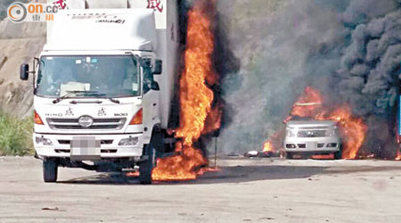 七人車首先起火，波及貨車及左鄰危險品車，三車陷入火海。（讀者陳先生提供）