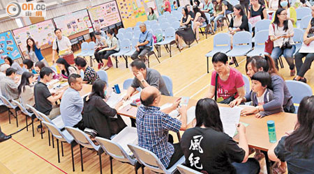 上水惠州公立學校昨早有多名家長等候交表。（黃永俊攝）