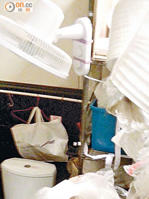 有茶餐廳女廁馬桶旁擺有貨架，存放大量發泡膠盒及紙杯等外賣餐具。