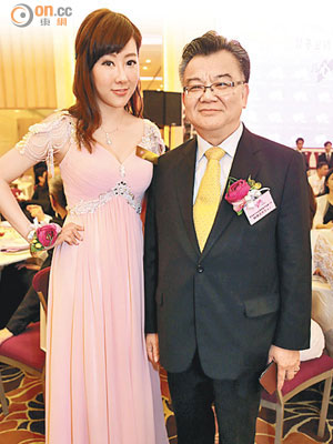 林德亮（右）稱讚基金總理彭濼錡（左）係投入社區服務嘅生力軍。