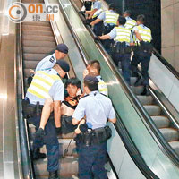 學生「佔總」<br>警員在扶手電梯制服示威者。