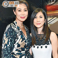 時尚名媛郭志怡（左）與好友何明懿細心觀賞電影展覽，希望藉此更投入戲中的年代。