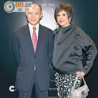 中華總商會榮譽會長霍震寰（左）嫌單拖入場睇戲太悶，搵來太太霍陳琪琪做伴。