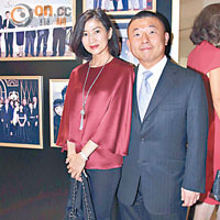 香港國術總會會長王嘉恩（右）與太太陳美華入場前到展板影相留念。
