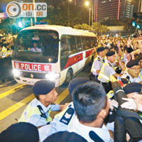 示威者企圖阻止警車進入，與警員展開推撞。（梁鵬威攝）
