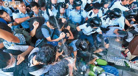 警方頻頻施放胡椒噴霧驅散示威者，場面混亂。（陳章存攝）
