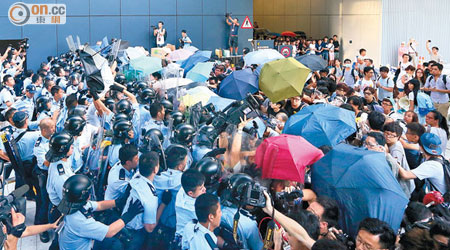 防暴警察與示威者的雨傘陣對撼，勢均力敵。