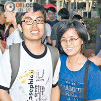有長期病患的姓李被捕學生由母親陪同離開警院。