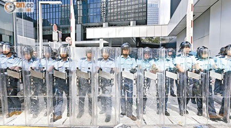 防暴警員一字排開擺出盾牌陣。（梁鵬威攝）