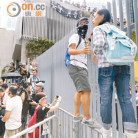 昨日仍不時有示威者企圖爬過圍欄進入廣場，但全部未能成功。（何天成攝）