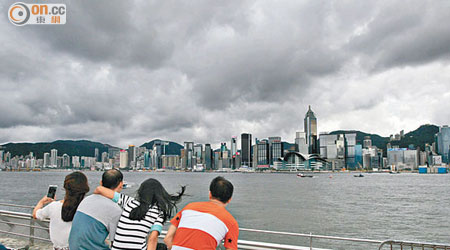 調查指，受訪港青認為未來會變得更差。（資料圖片）