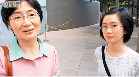 譚太（左） 與女兒了解女拔入學要求後，有信心可成功入讀。（梁可瑩攝）