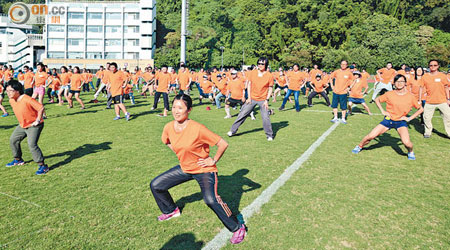 團體昨邀請五百名唐氏綜合症患者及家屬一起做「千人健體操」。（蕭毅攝）