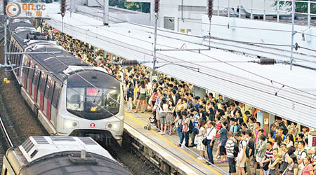九龍塘站每逢上下班時間乘客逼爆月台，容易墮軌。