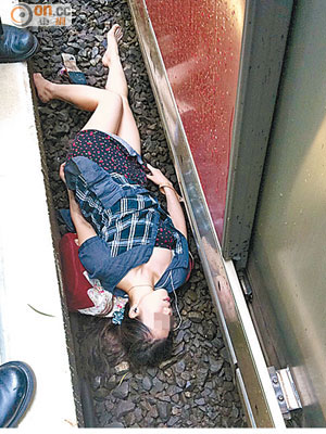 一一年八月一名女乘客從月台空隙跌落路軌。