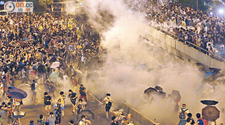 佔中行動遍地開花，大批示威者佔據金鐘夏慤道，警方多次施放催淚彈驅散示威人士。（何頴賢攝）