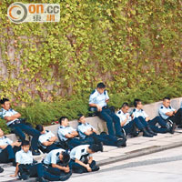 疲憊不堪的警員昨清晨在公民廣場內爭取時間休息。（沈厚錚攝）